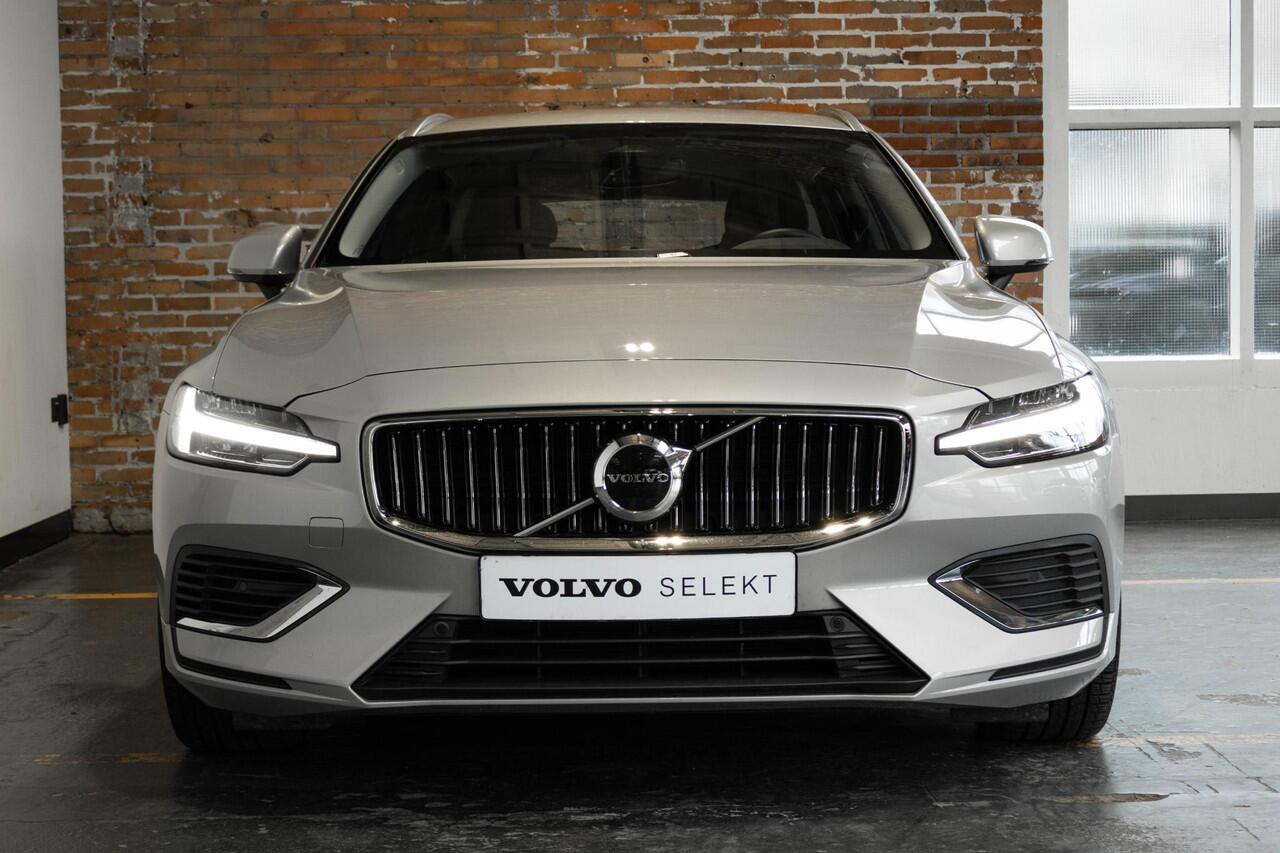 Volvo V60 T6 Plug-in hybrid AWD Essential Bright | Stoelverwarming | Adaptive Cruise Control | BLIS | Parkeersensoren voor + achter | Stoelverwarming | Stuurwielverwarming | Parkeercamera | Google Infotainment | Electrische wegklapbare Trekhaak