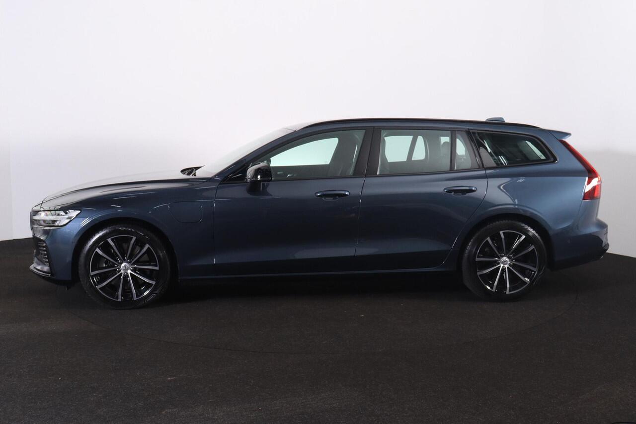 Volvo V60 T6 Recharge AWD Plus Dark - Intellisafe Assist & Suround - 360° Camera - Harman/Kardon Audio - Verwarmbare voorstoelen, stuur & achterbank - Parkeersensoren voor & achter - Elektrisch verstelbare voorstoelen - Trekhaak wegklapbaar - Verwarmbare voorruit