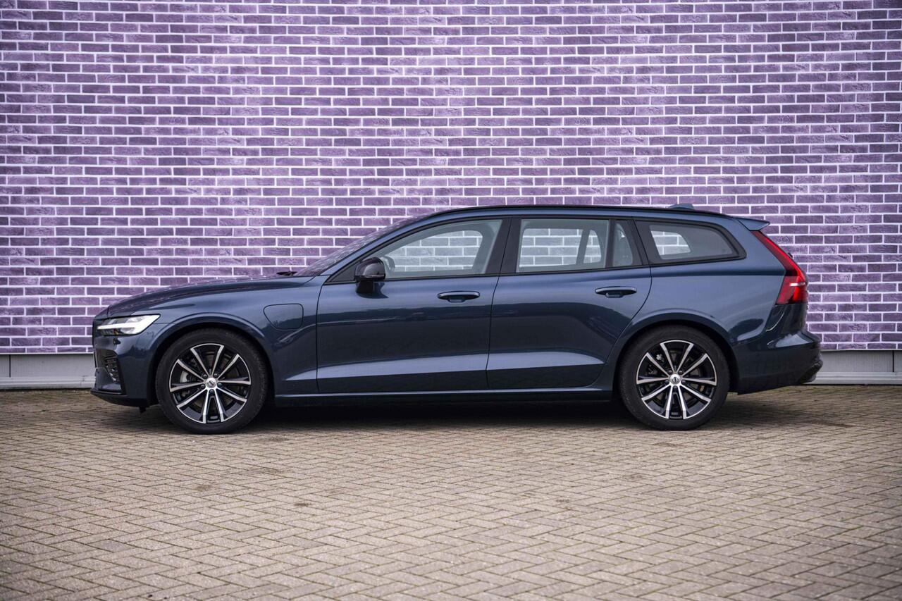 Volvo V60 2.0 T6 Plug-in hybrid AWD Plus Dark | Trekhaak | Adaptive Cruise Control | Panoramadak | 360 Camera | Harman/Kardon | Stuurverwarming | Stoelverwarming voor & achter | Power Seats | Sportstoelen |