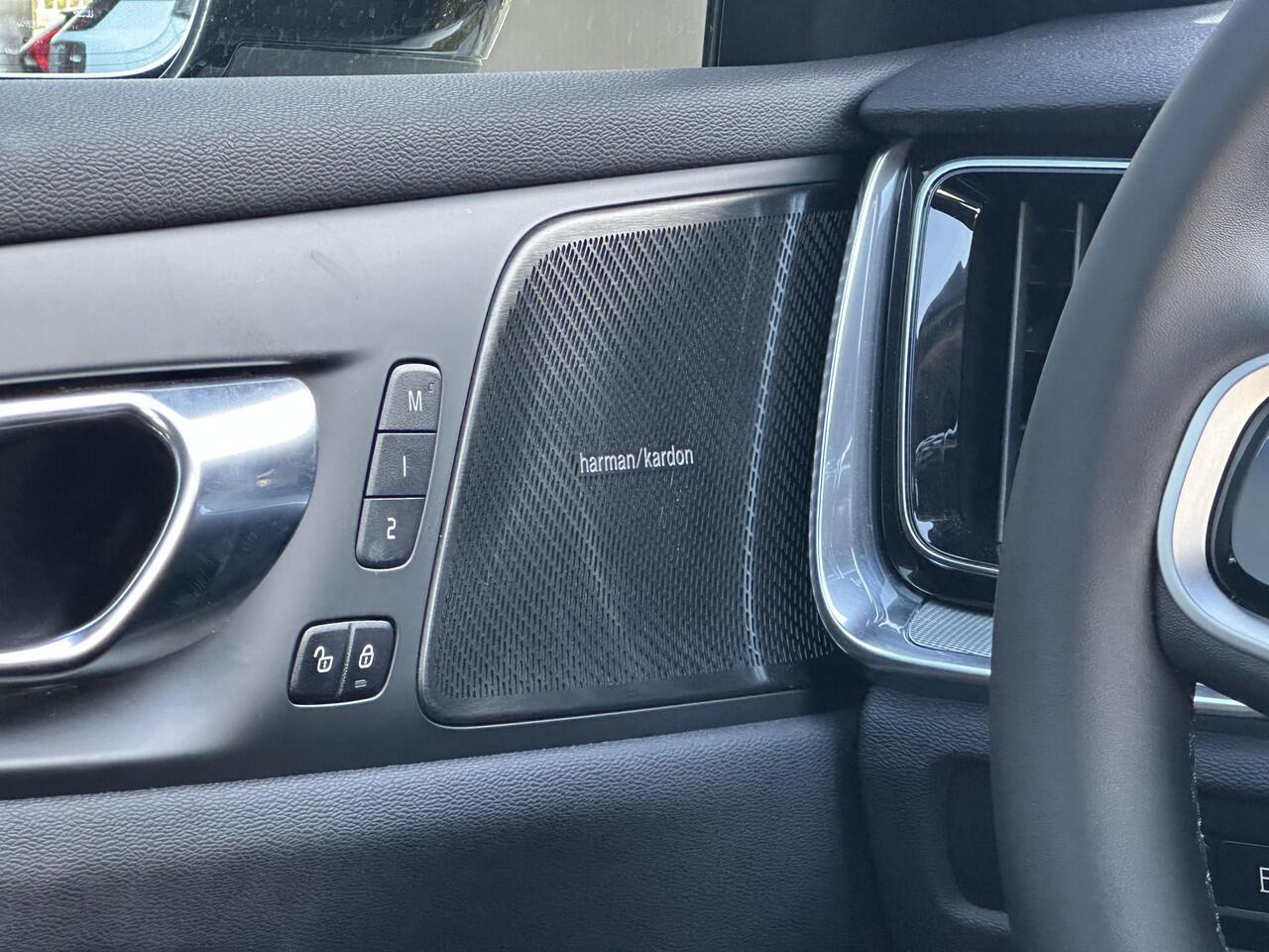 Volvo V60 2.0 T6 Plug-in hybrid AWD Plus Dark Adaptive Cruise Control / BLIS / 360 camera / Electr. stoelverstelling / Stoel-, stuur-, voorruit verwarming / Keyless drive / Trekhaak