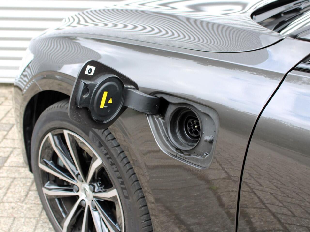 Volvo V60 2.0 T6 Plug-in hybrid AWD Plus Dark Automaat / 18" velgen / Harman Kardon / Privacy Glass / 360* camera