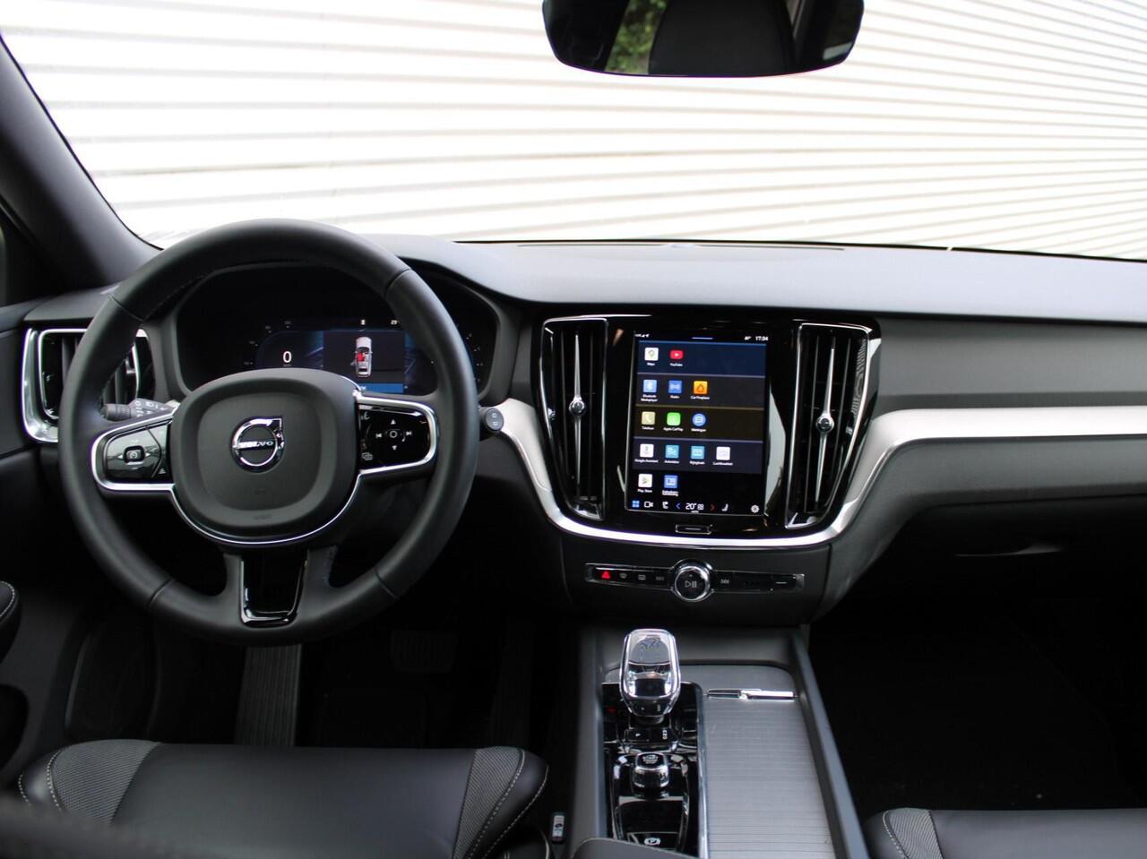 Volvo V60 2.0 T6 Plug-in hybrid AWD Plus Dark Automaat / 360* camera / Trekhaak / Verwarmd voorruit / Long range accu / All season banden