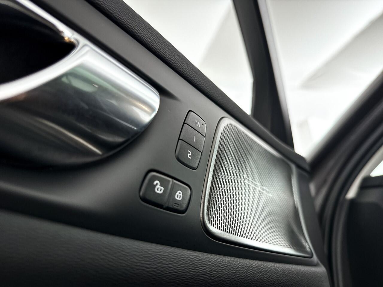 Volvo V60 T6 Aut. Plug-in hybrid AWD Ultra Dark | Panoramadak | Harman Kardon | Head- up display | Parkeercamera | Trekhaak