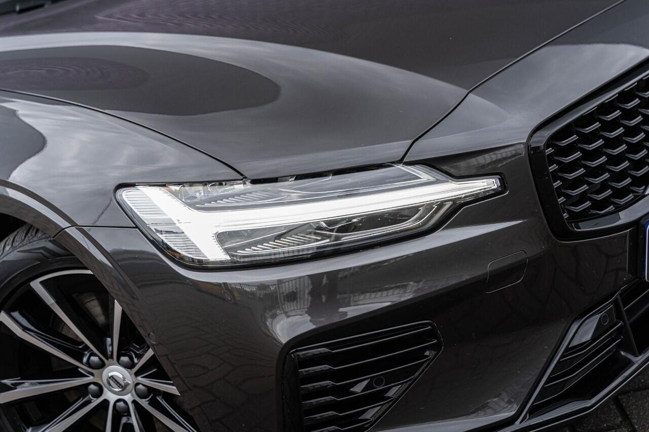 Volvo V60 2.0 T6 Plug-in hybrid AWD Plus Dark | Sportstoelen | Trekhaak | Harman Kardon Audio | 360 Camera | Stuur-/Stoelverwarming |