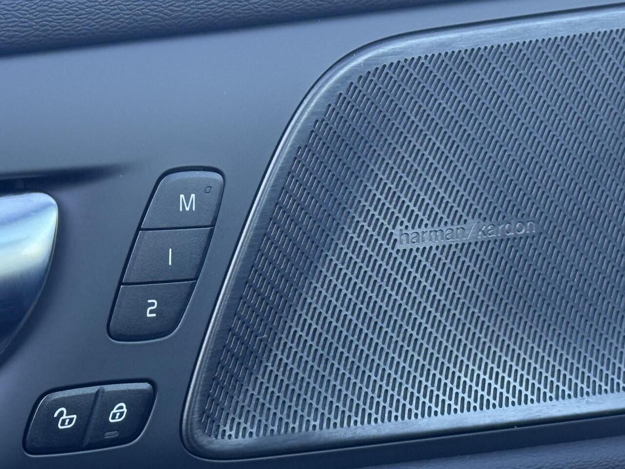 Volvo V60 2.0 T6 Plug-in hybrid AWD Plus Dark | 360° Camera | Stoel en stuurverwarming | Trekhaak | Adaptieve cruise control | Harman/Kardon audio | BLIS dodehoekdetectie |