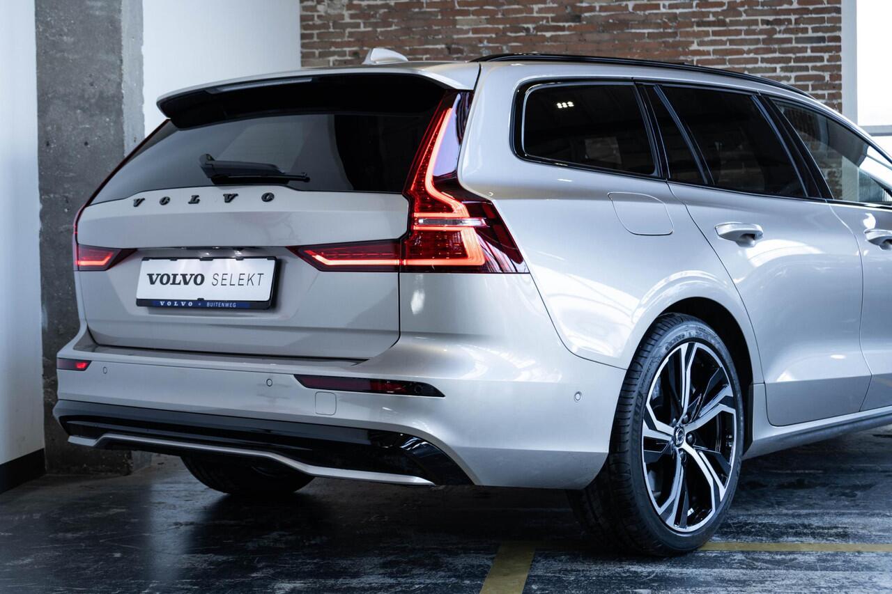 Volvo V60 T6 Automaat Plug-in hybrid AWD Ultra Dark | Panoramadak | 360° parkeercamera | Parkeersensoren voor + achter | Harman Kardon premium audio | Google infotainment | Stoelverwarming | Stuurwielverwarming | Parkeerverwarming | BLIS | Adaptive cruise control 