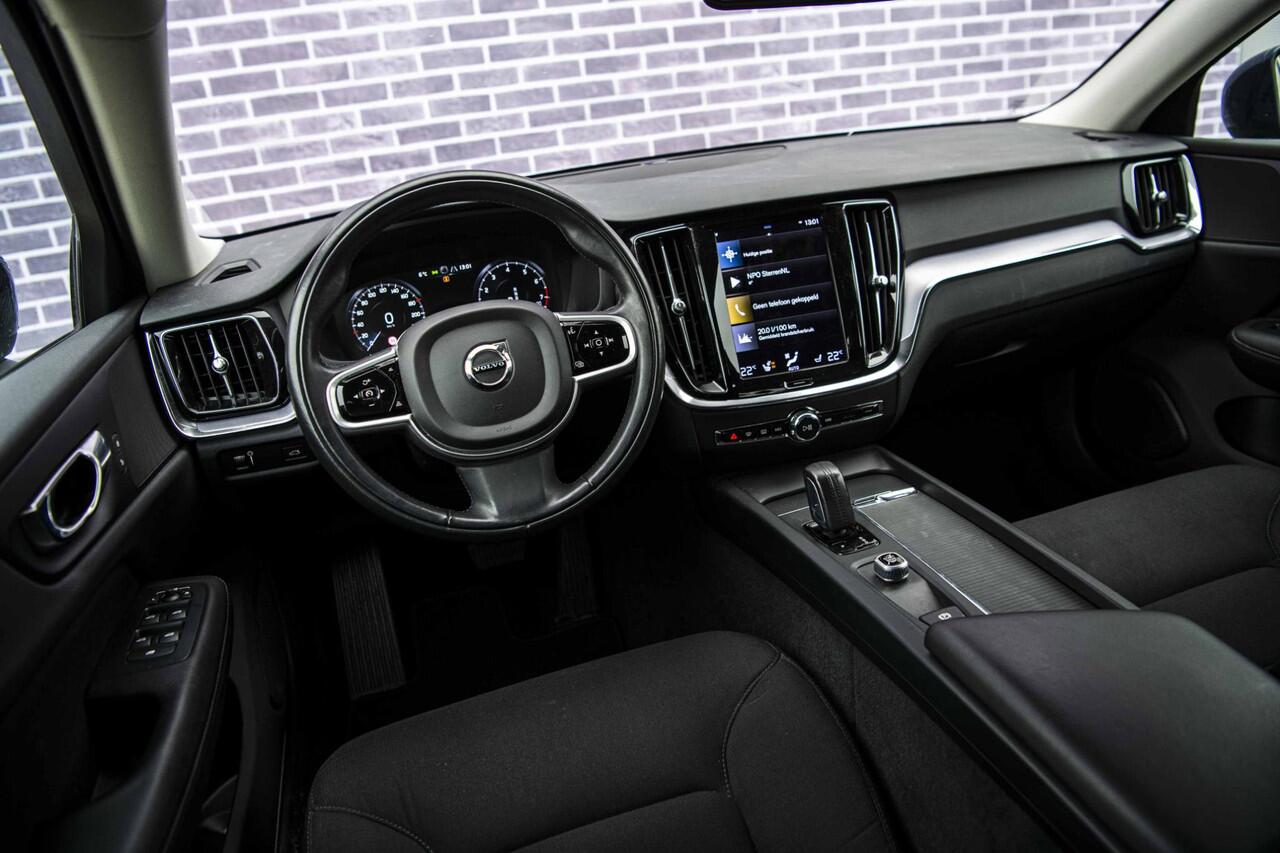 Volvo V60 2.0 B3 Momentum Advantage | Stoel- en stuurverwarming | Achteruitrijcamera | Parkeersensoren voor + achter | 17" velgen | Navigatie | Apple Carplay / Android Auto | LED koplampen |