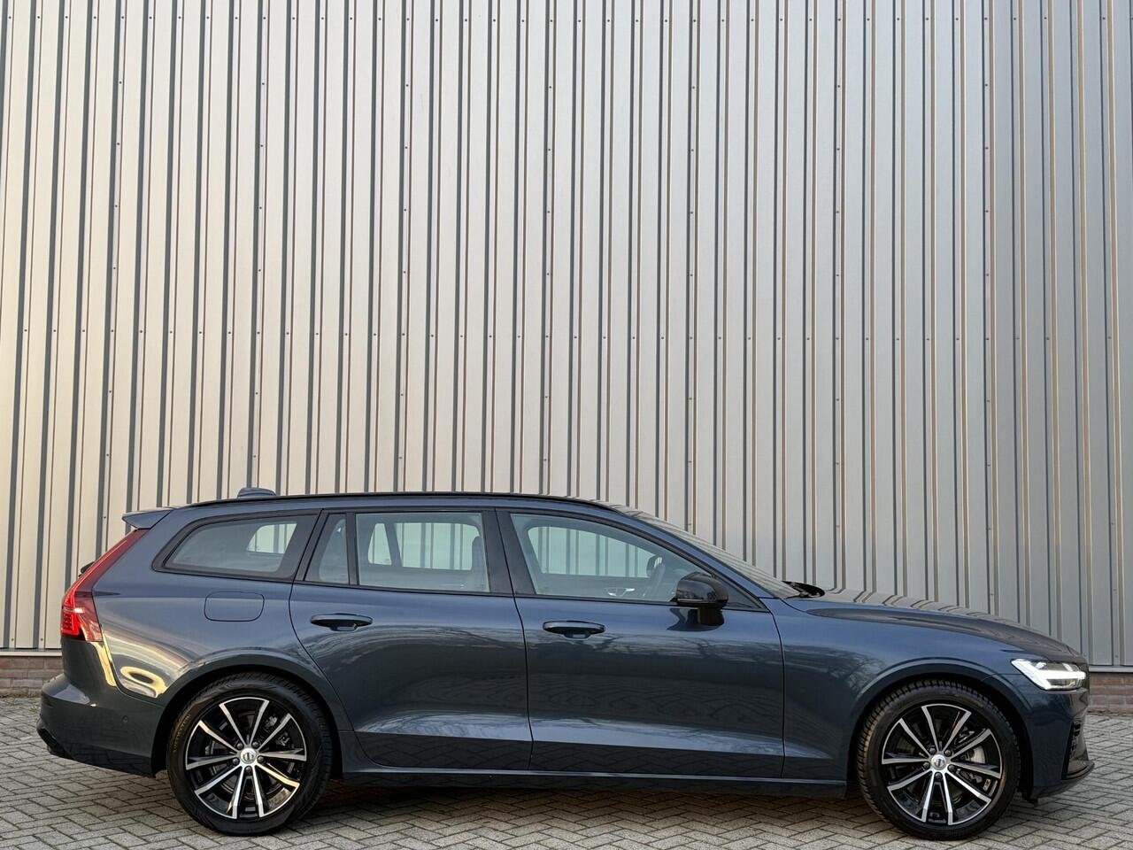 Volvo V60 2.0 T6 Plug-in hybrid AWD Plus Dark l Verwarmbare voorruit l Trekhaak l 360 Camera l
