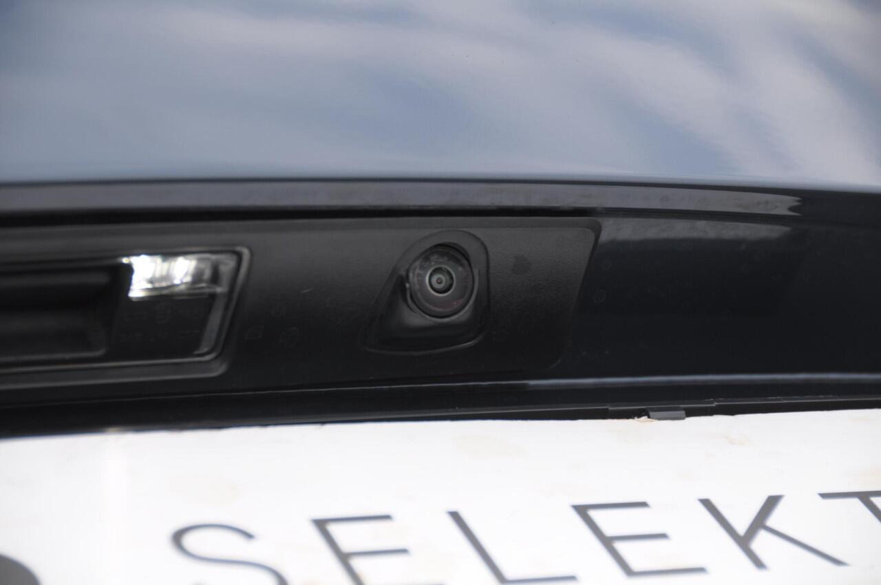 Volvo V60 T6 350PK Automaat AWD Plus Dark / Adaptive cruise control / Elektrische stoelen / Harman Kardon audio / Trekhaak / Pilot assist / BLIS / Stoel en stuur verwarming / Elektrische achterklep / Parkeersensoren met 360 camera / Google infotainment