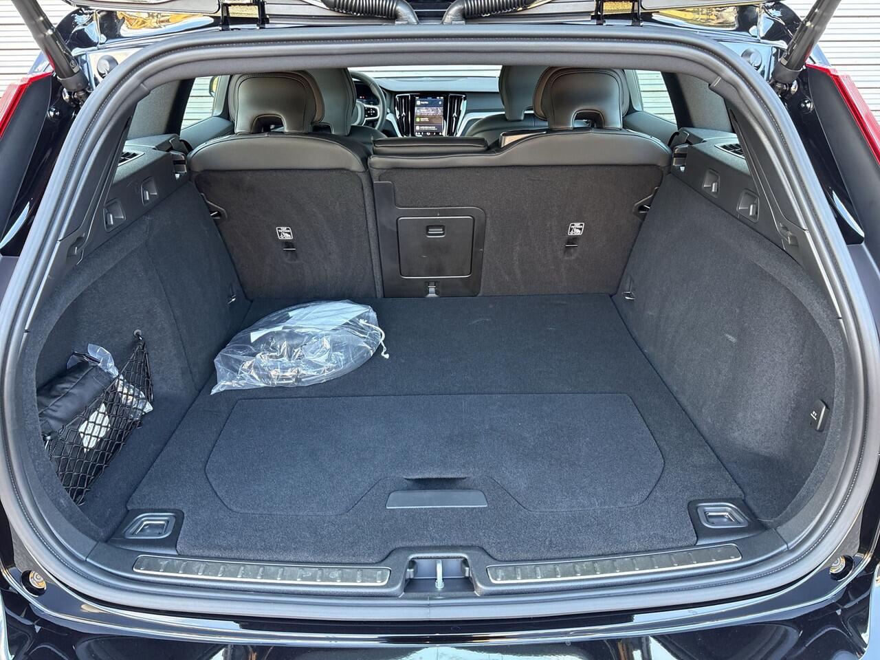 Volvo V60 2.0 T6 Plug-in hybrid AWD Plus Dark / 360° Camera / Blis / Harman Kardon Premium /