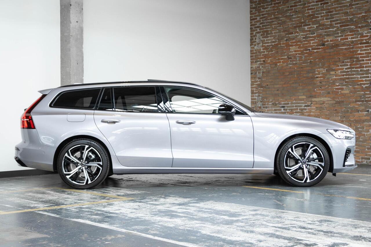 Volvo V60 T6 Plug-in hybrid AWD Plus Dark | Panorama Schuif/Kanteldak | 360° Parkeercamera | Head-Up Display | Stoelverwarming | Google Infotainment | Parkeersensoren voor + achter | 19 inch 5-Spaaks Black / Diamond Cut velgen | Longe Range |