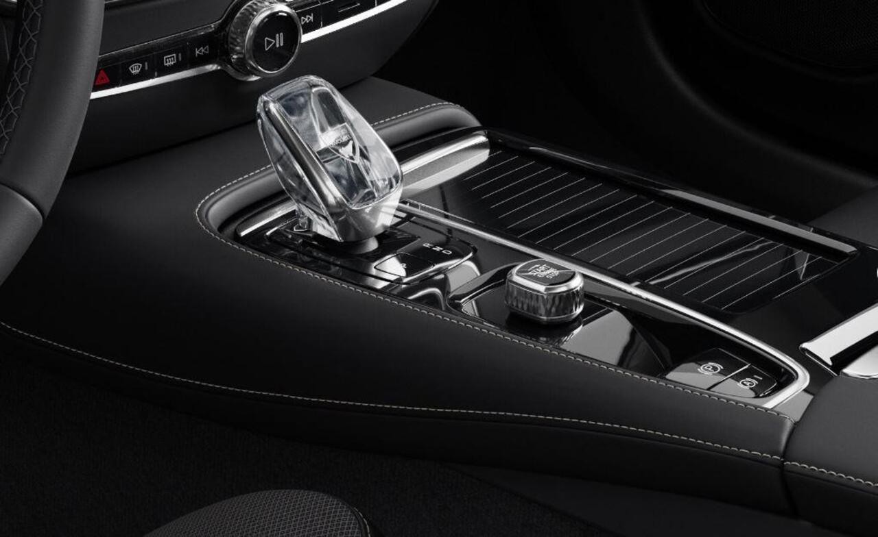 Volvo V60 T6 350PK Automaat Plug-in hybrid AWD Ultra Dark / Panoramadak / Napa leder / Open grid textiel / Extra getint glas / 19 5-Triple spaaks velgen / Harman Kardon