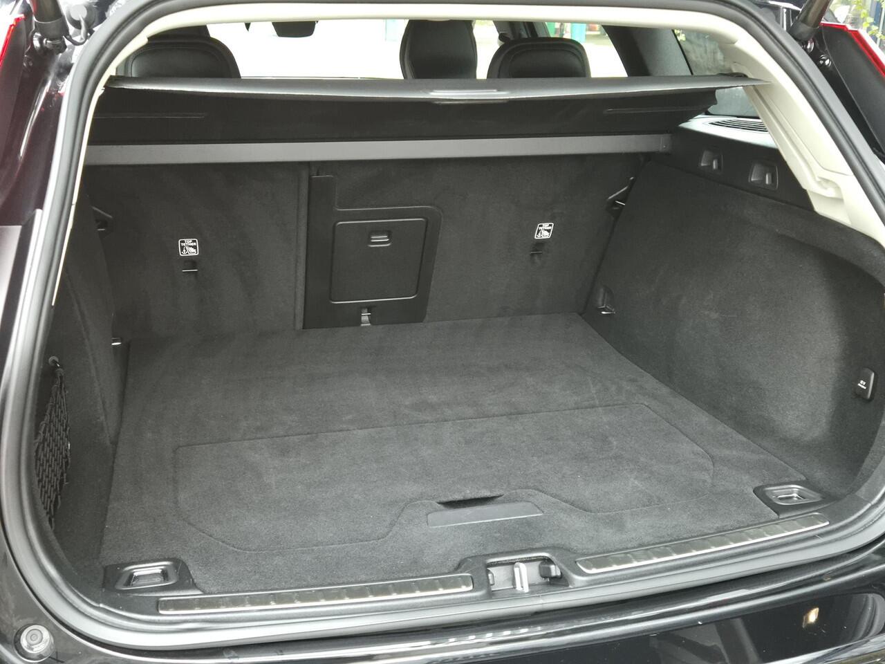 Volvo V60 2.0 B3 Momentum Business | Climate Control | LM velgen | PDC voor+achter+camera | Navigatie