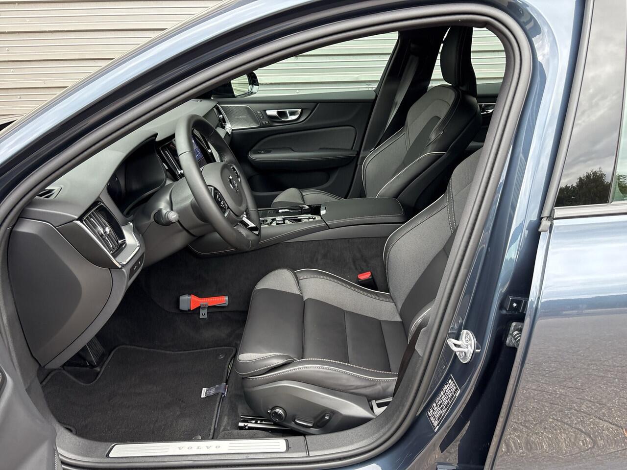 Volvo V60 T6 Plug-in hybrid AWD Plus Dark / Rondomzichtcamera / Elektr. inklapbare trekhaak / Harman/Kardon /