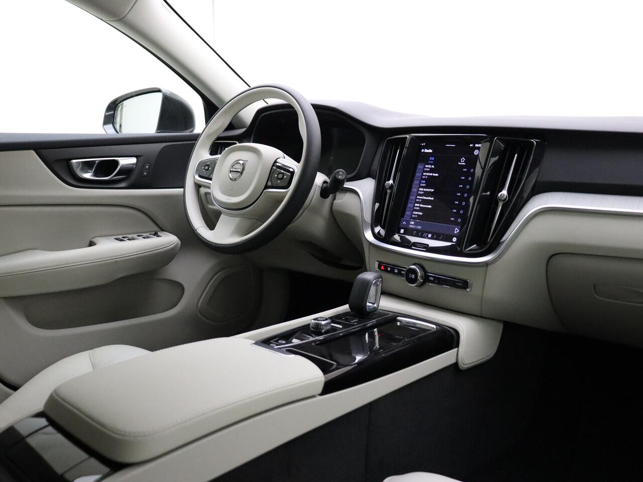 Volvo V60 T6 350pk AWD Essential Edition Bright / NIEUW! 10km / Blond leder / ACC / PDC V+A / Camera / Stoel/- en stuurverwarming / 19'' Velgen / Getint glas /