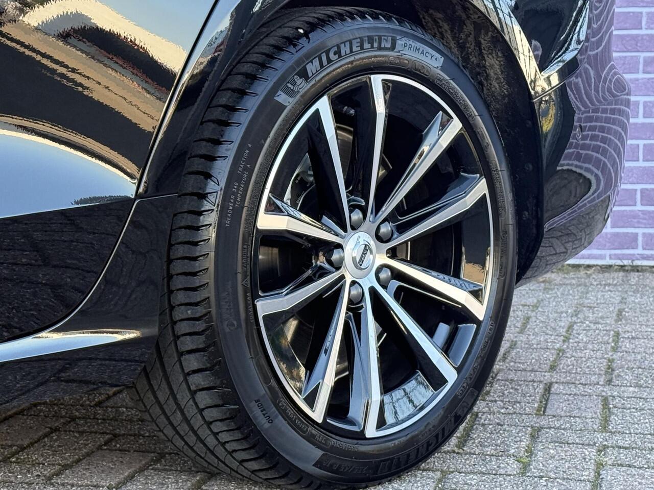 Volvo V60 2.0 T6 Plug-in hybrid AWD Plus Dark | 360° Camera | Stoel en stuurverwarming | Trekhaak | Adaptieve cruise control | Harman/Kardon audio | BLIS dodehoekdetectie |