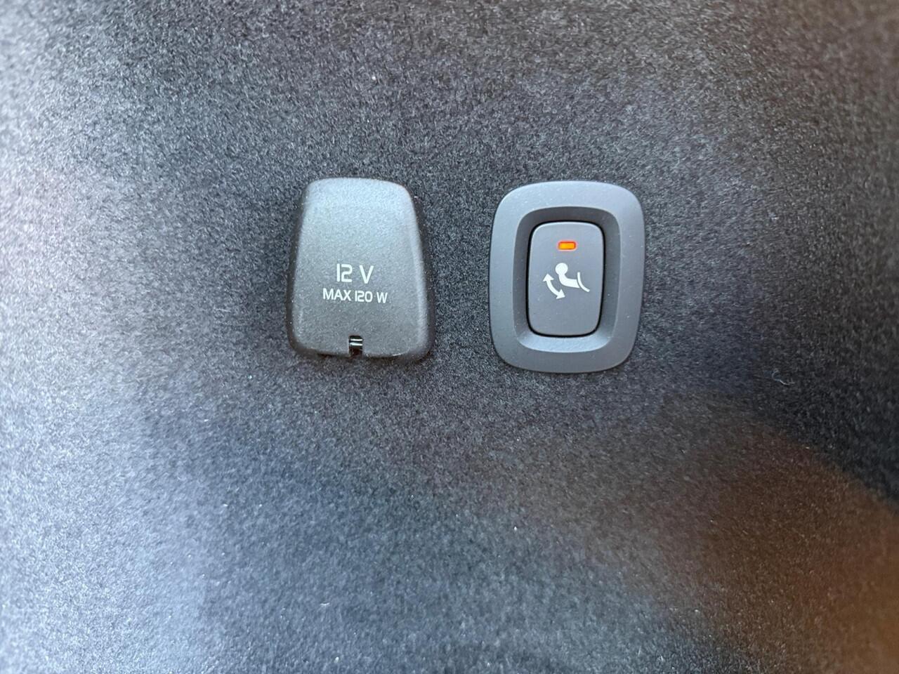 Volvo V60 2.0 T6 Plug-in hybrid AWD Plus Dark | Trekhaak | 360 graden camera | Verwarmde voorruit | Sportstoelen |