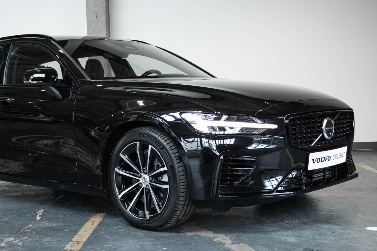 Volvo V60 T6 Plug-in hybrid AWD Plus Dark | Adaptive Cruise Control | 360° Parkeercamera | BLIS | Stoelverwarming | Stuurwielverwarming | Wegklapbare trekhaak | Harman Kardon Premium Audio | Google infotainment | Parkeersensoren voor + achter