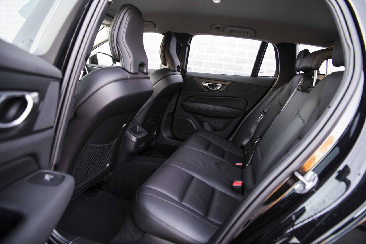 Volvo V60 2.0 B3 Essential Edition | Sport Pack | 19" Black Edition Velgen | Leder | Adaptieve Cruise Control | Stoelverwarming | Park Assist |