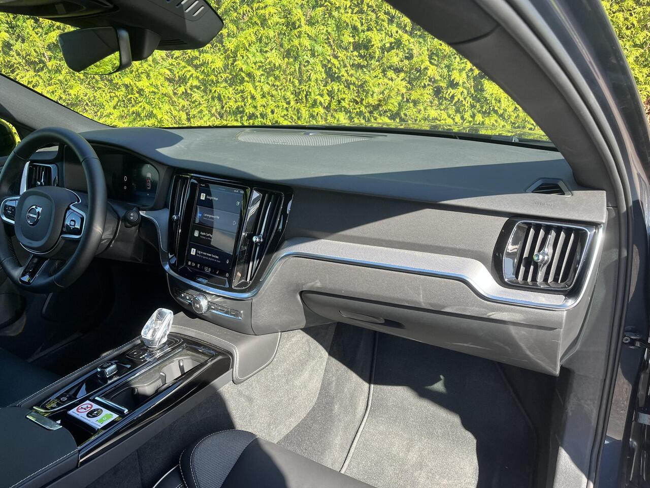 Volvo V60 T6 Plug-in hybrid AWD Plus Dark 360 Camera | Trekhaak | Pilost Assist | Elektr. stoel | H&K Audio