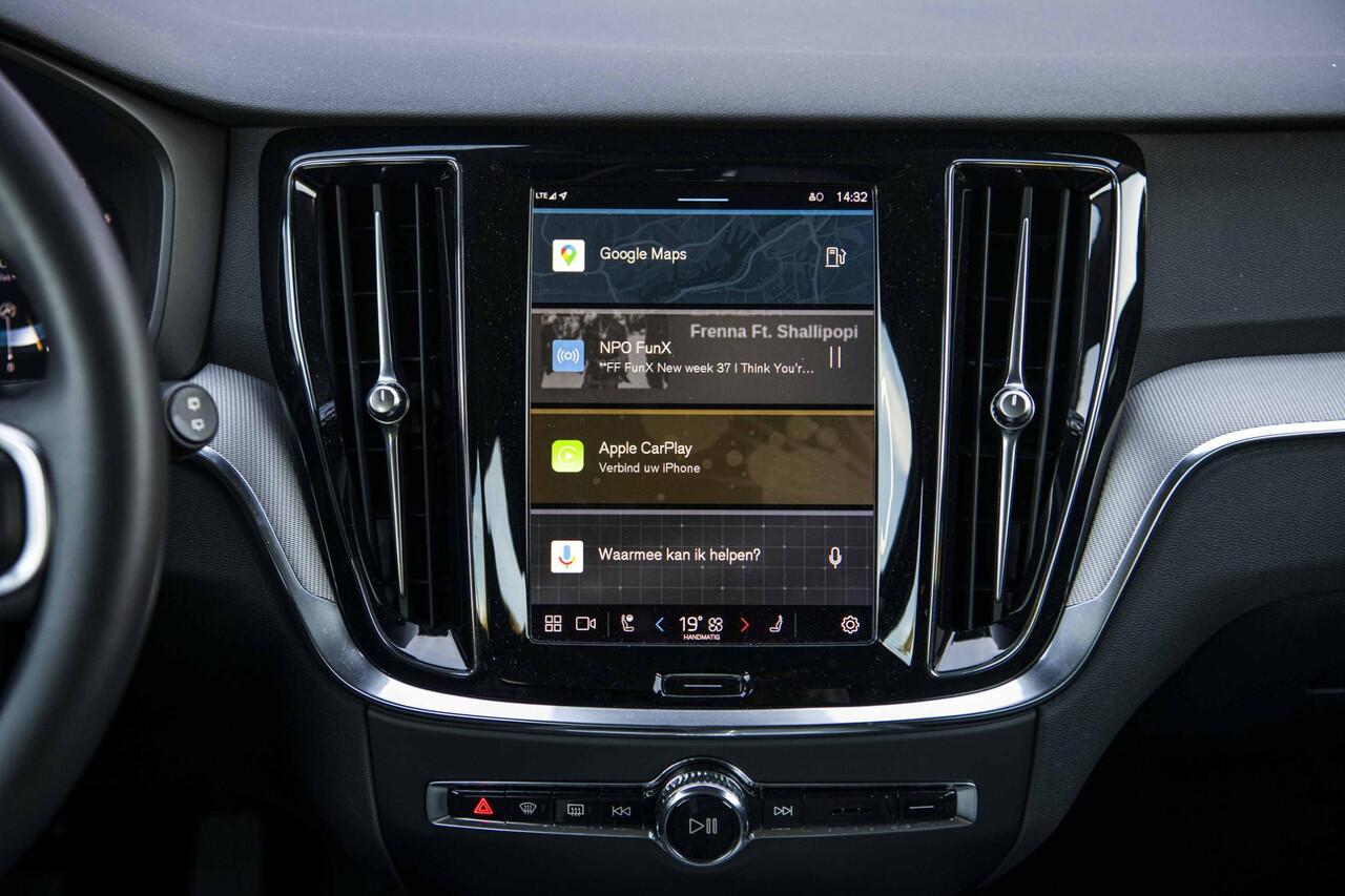 Volvo V60 2.0 B3 Essential Edition | Sport Pack | 19" Black Edition Velgen | Leder | Adaptieve Cruise Control | Stoelverwarming | Park Assist |