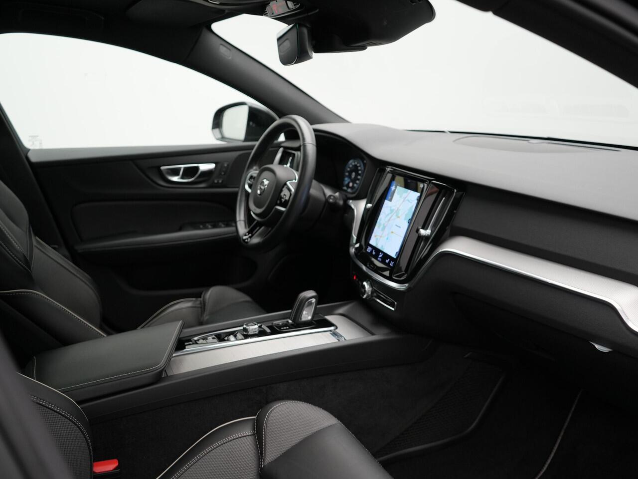 Volvo V60 B4 R-Design Automaat 198pk | Panodak | Adaptive Cruise | Camera | Lederen Sportstoelen Memory & Verwarmd | Pilot Assist | Blis | Navigatie | Stuurverwarming | Virtual | DAB |