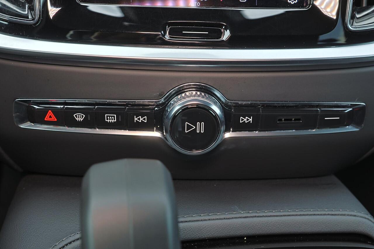 Volvo V60 T6 Recharge AWD Plus Dark - IntelliSafe Assist & Surround - 360º Camera - Harman/Kardon audio - Adaptieve LED koplampen - Verwarmde voorstoelen, stuur & achterbank - Parkeersensoren voor & achter - Elektr. bedienb. voorstoelen met geheugen - Extra getint 