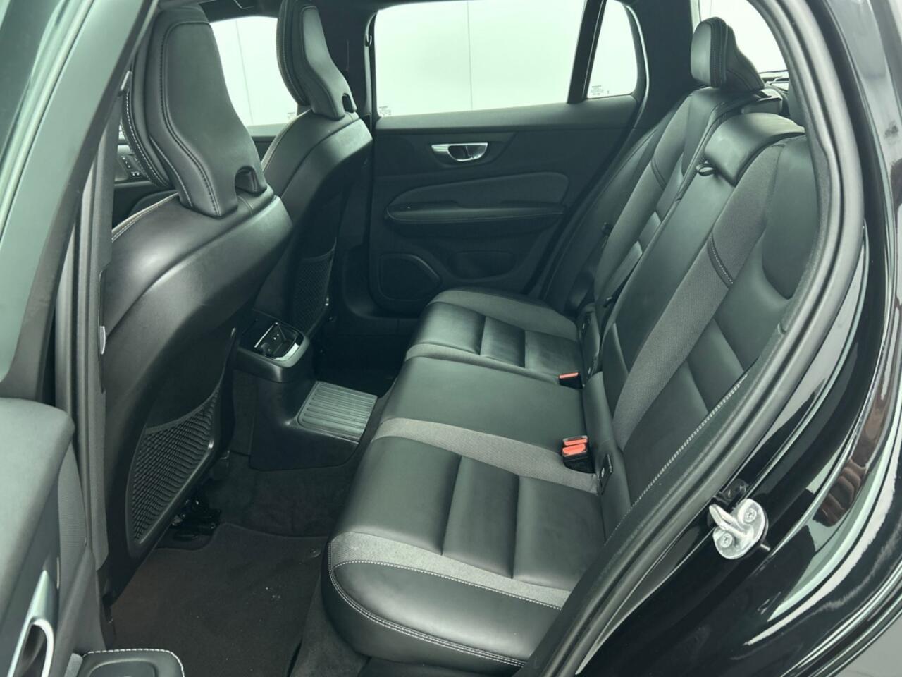 Volvo V60 2.0 T6 Dark | Panorama Dak | 360 Camera | Trekhaak | BLIS |