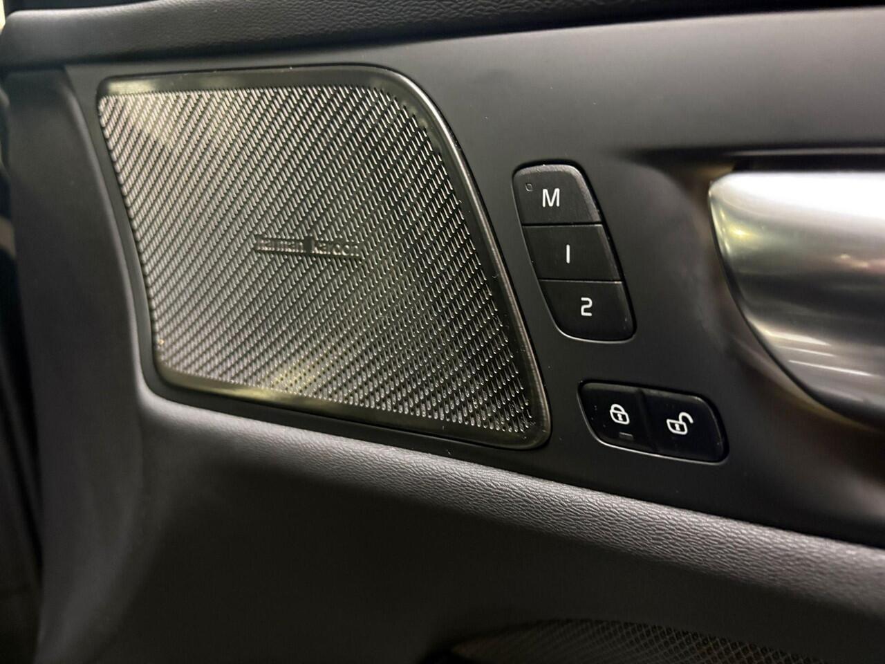 Volvo V60 T6 Plug-in hybrid AWD Plus Dark | Panoramadak | Harman/Kardon | Trekhaak |