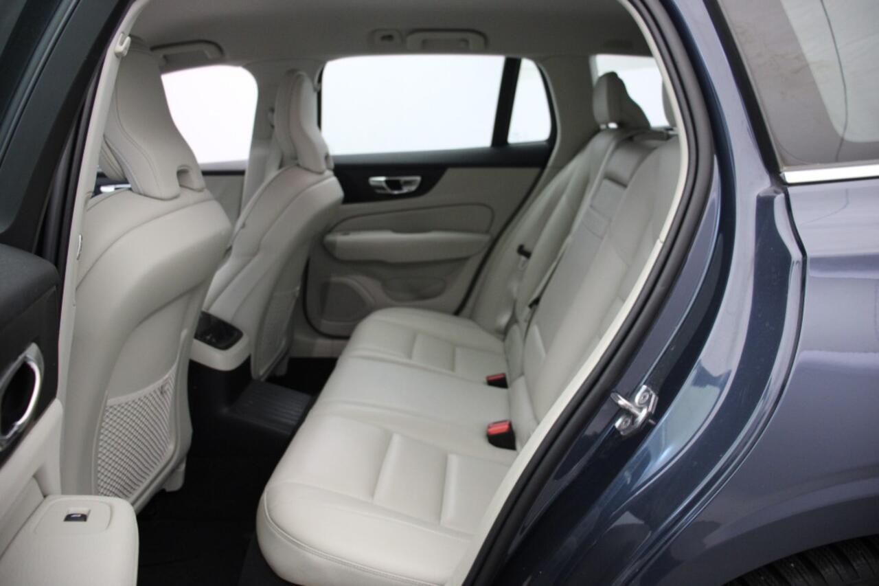 Volvo V60 2.0 T6 PHEV Twin Engine AWD Momentum Pro - Trekhaak, Leer