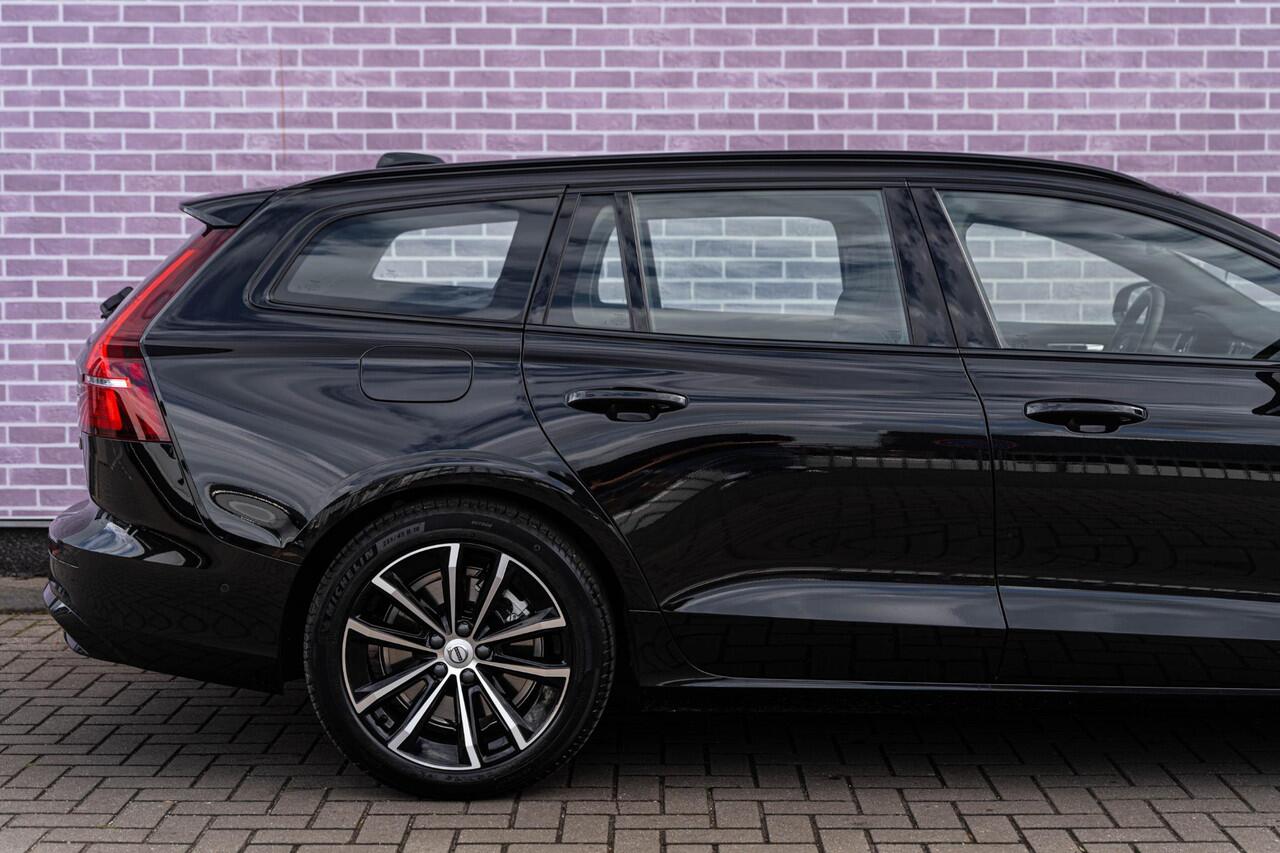 Volvo V60 2.0 T6 Plug-in hybrid AWD Plus Dark | Trekhaak | Harman Kardon | 360º Camera | Verwarmbare voorruit | Stoel- / Stuurverwarming Voor + Achter | Adaptive Cruise | Dodehoekdetectie | Verwarmbare voorruit | Power seats
