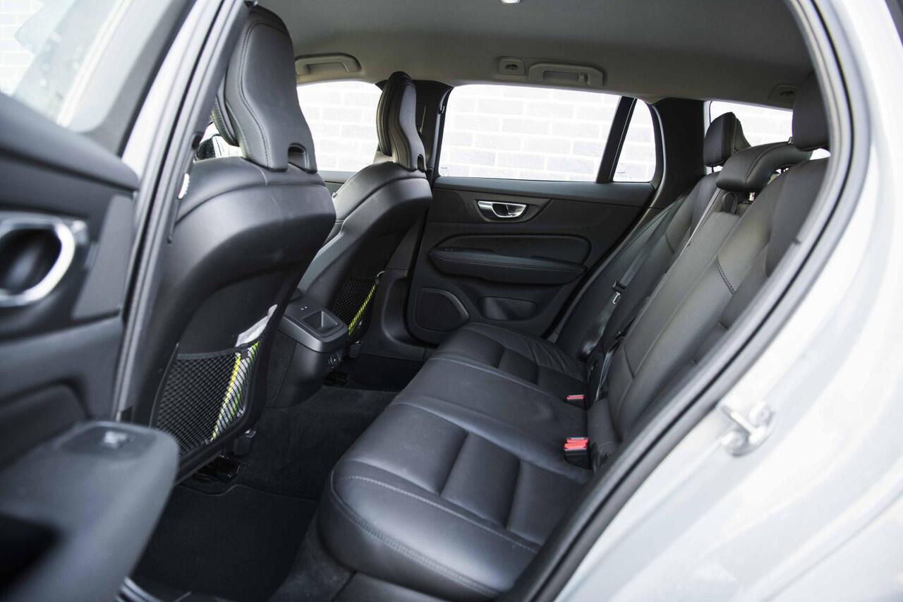 Volvo V60 2.0 B3 Essential Edition | Sport Pack | 19" Black Edition Velgen | Leder | Adaptieve Cruise Control | Stoelverwarming | Park Assist |