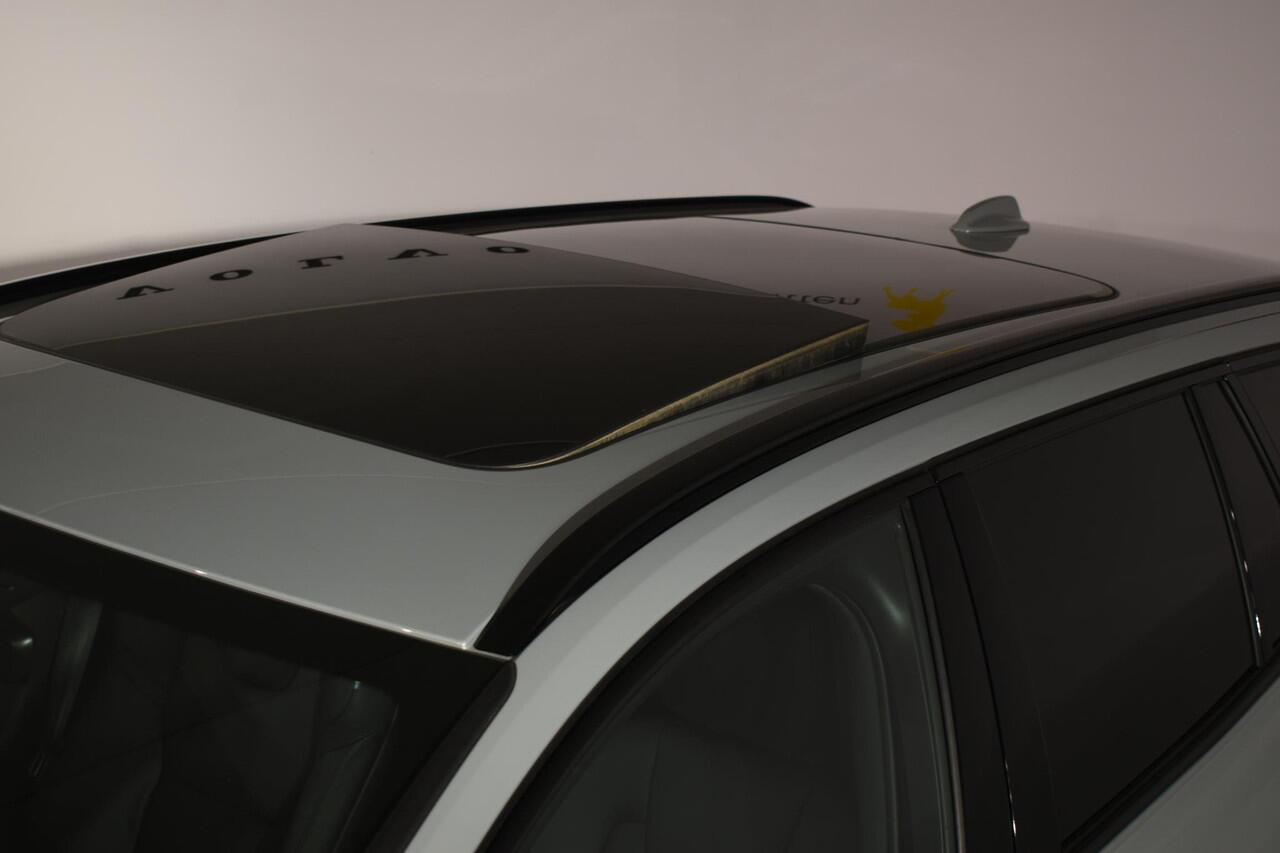 Volvo V60 T6 350PK Automaat Plug-in Hybrid AWD Ultra Dark / Adaptieve Cruisecontrol / Parkeersensoren / Stoelverwarming / Stuurverwarming / 360 Camera / Elektrische Stoelen /