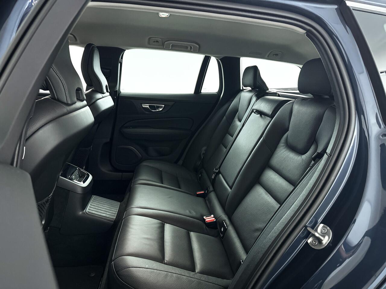 Volvo V60 T6 Plug-in hybrid AWD Essential Bright | Parkeercamera | Stoel- en Stuurverwarming | Trekhaak