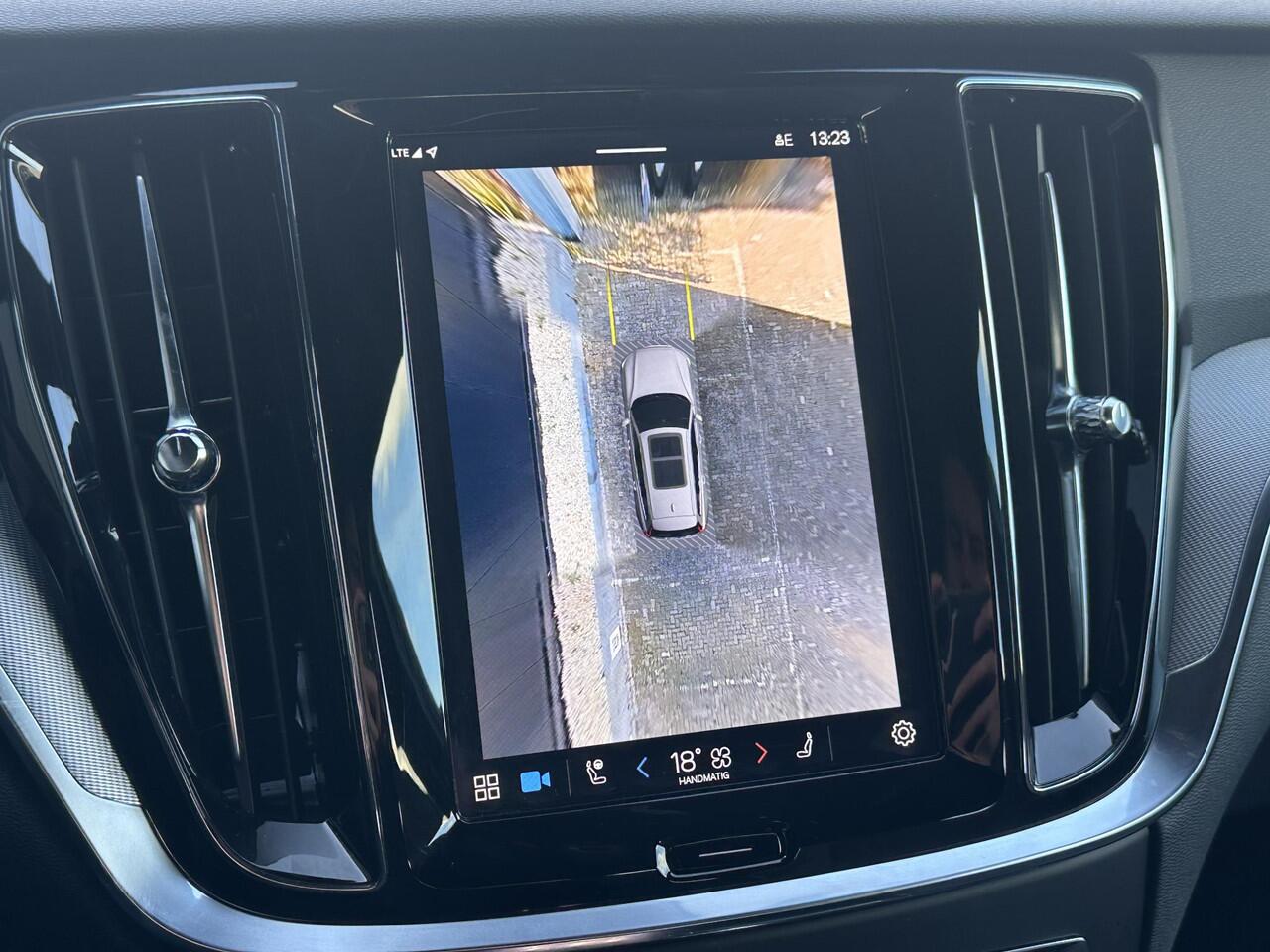 Volvo V60 2.0 T6 Plug-in hybrid AWD Plus Dark Adaptive Cruise Control / BLIS / 360 camera / Electr. stoelverstelling / Stoel-, stuur-, voorruit verwarming / Keyless drive / Trekhaak