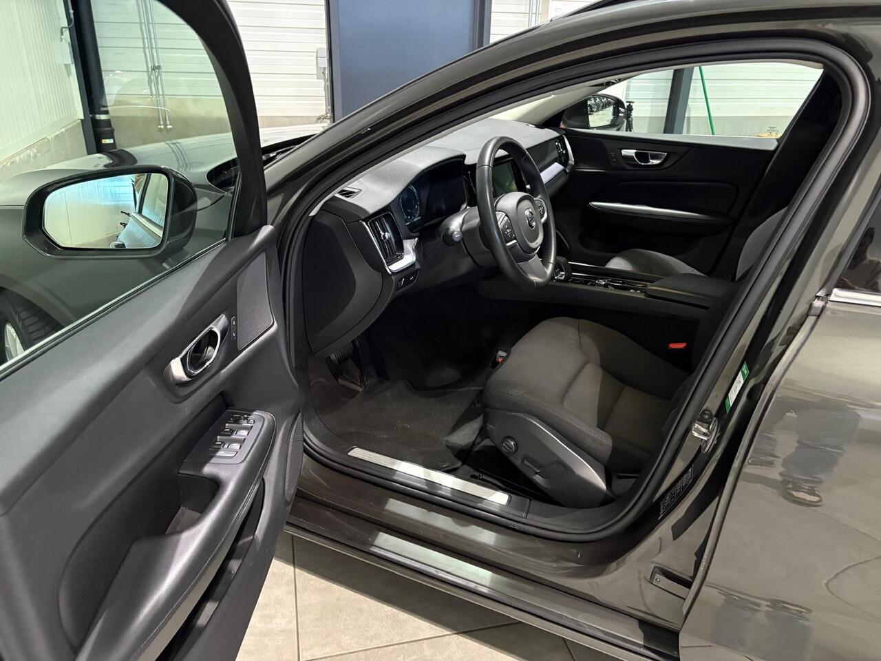 Volvo V60 B3 Aut. Momentum ACC Trekhaak Parkeercamera 164pk