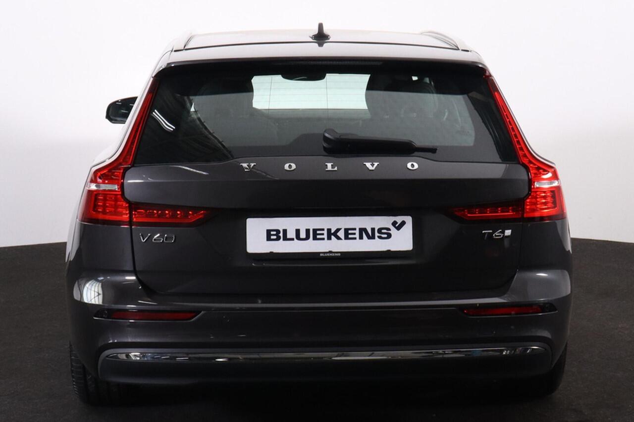 Volvo V60 T6 Recharge Essential - IntelliSafe Assist & Surround - Parkeercamera achter - Lederen Bekleding - Verwarmde voorstoelen, stuur & achterbank - Parkeersensoren voor & achter - Elektr. verstelbare lendesteunen - 19' LMV