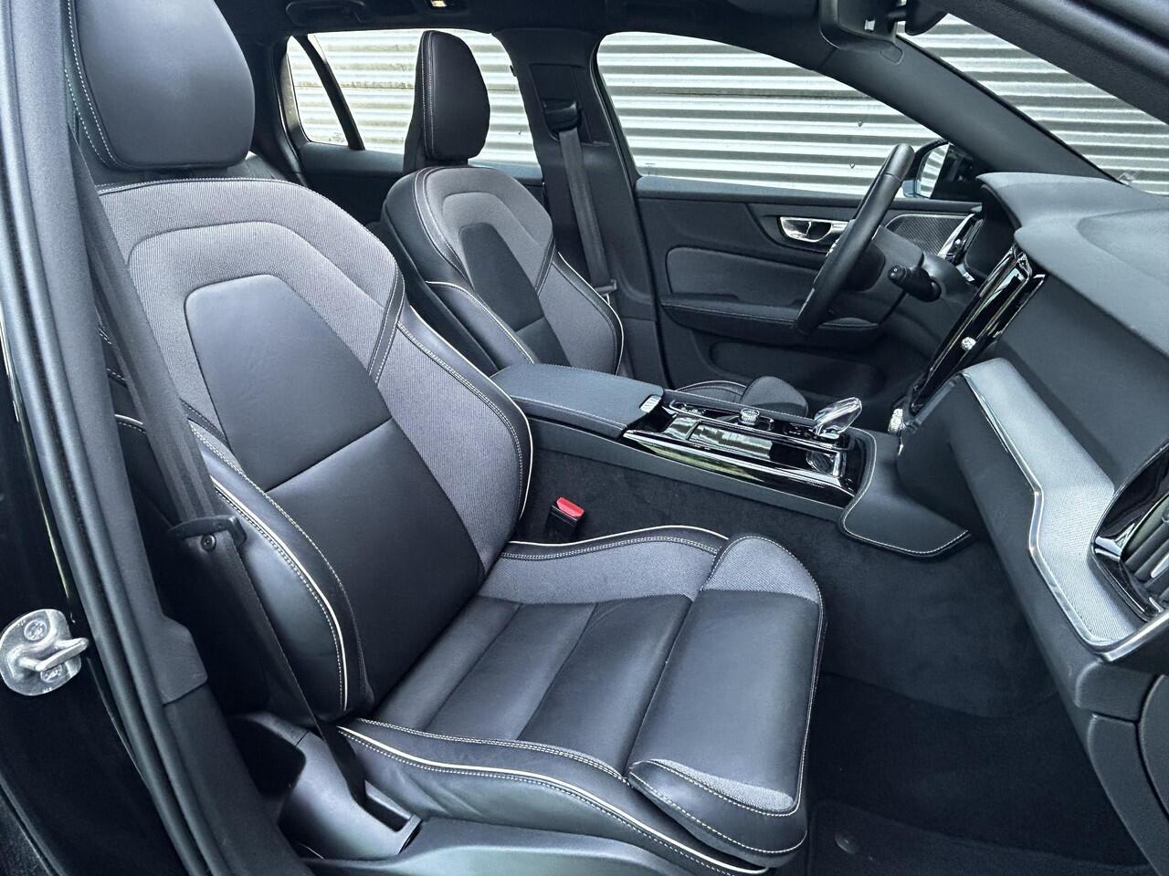 Volvo V60 2.0 T6 Plug-in hybrid AWD Plus Dark Automaat, Panorama dak, Harman-Kardon premium audio, Elektr.. verstelbare voorstoelen, Stoelverwarming V+A, Parkeer verwarming