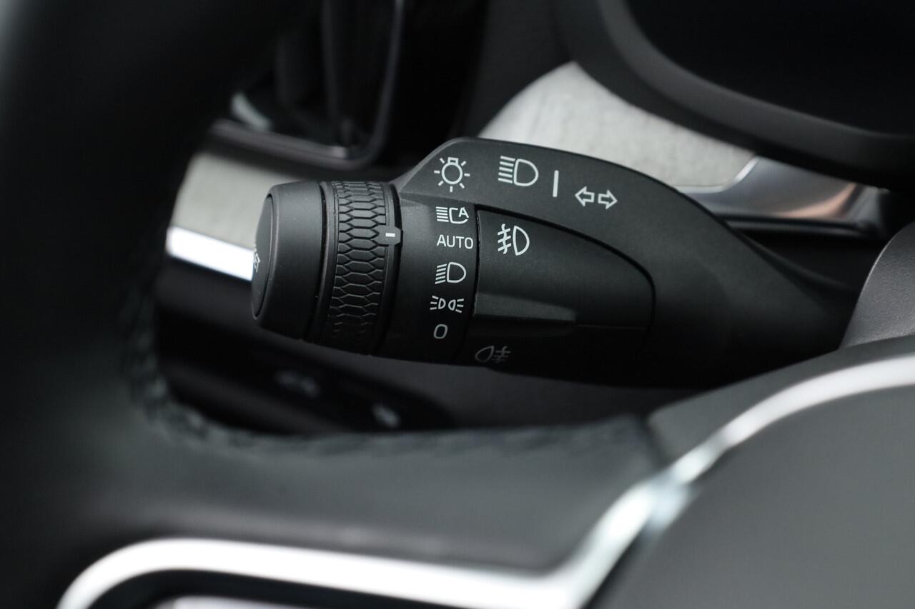 Volvo V60 T6 Recharge Ultra Dark | Pano | HUD | B&W | Stoelventi. | Massage | Memory seats | Elek. Trekhaak | 360cam
