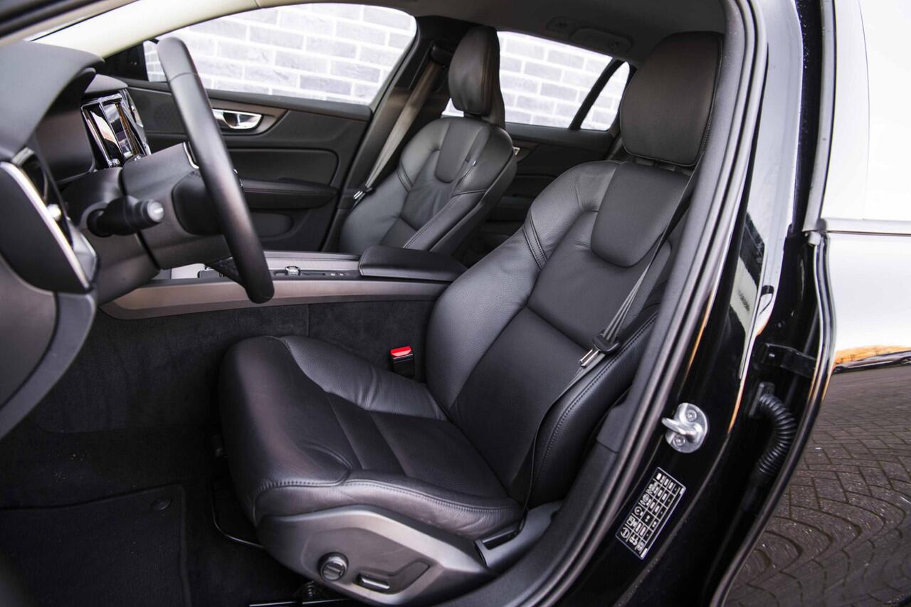 Volvo V60 2.0 B3 Essential Edition | Sport Pack | 19" Black Edition Velgen | Leder | Adaptieve Cruise Control | Stoelverwarming | Park Assist |