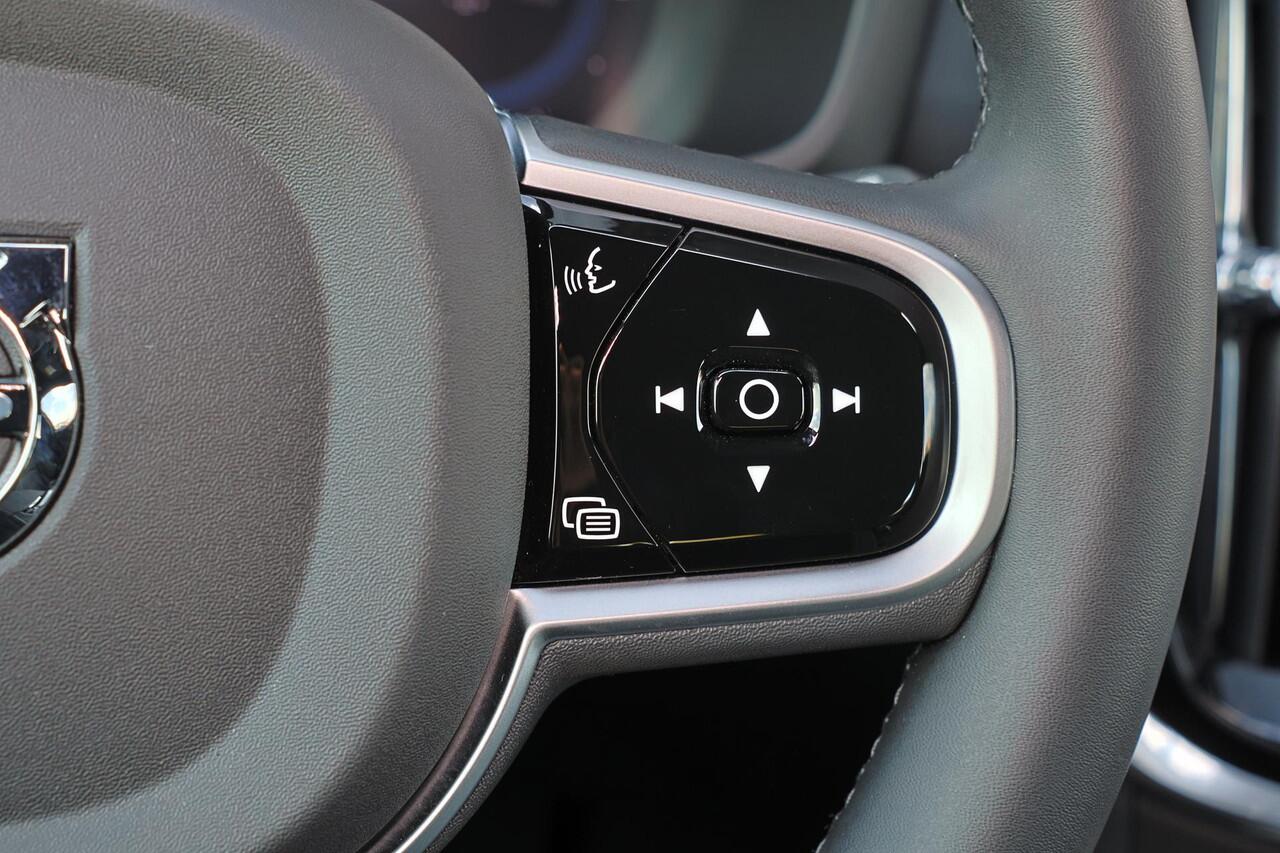 Volvo V60 T6 Recharge AWD Plus Dark - IntelliSafe Assist & Surround - 360º Camera - Harman/Kardon audio - Verwarmde voorstoelen, stuur & achterbank - Parkeersensoren voor & achter - Elektr. bedienb. voorstoelen met geheugen - Elektr. inklapbare trekhaak - 18' LMV