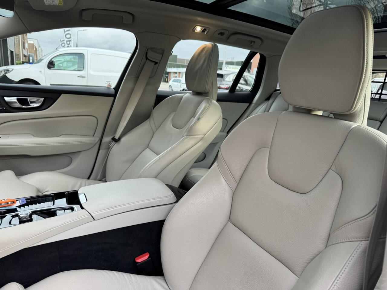 Volvo V60 2.0 T6 Recharge AWD Inscription*LED*Panorama*ACC*