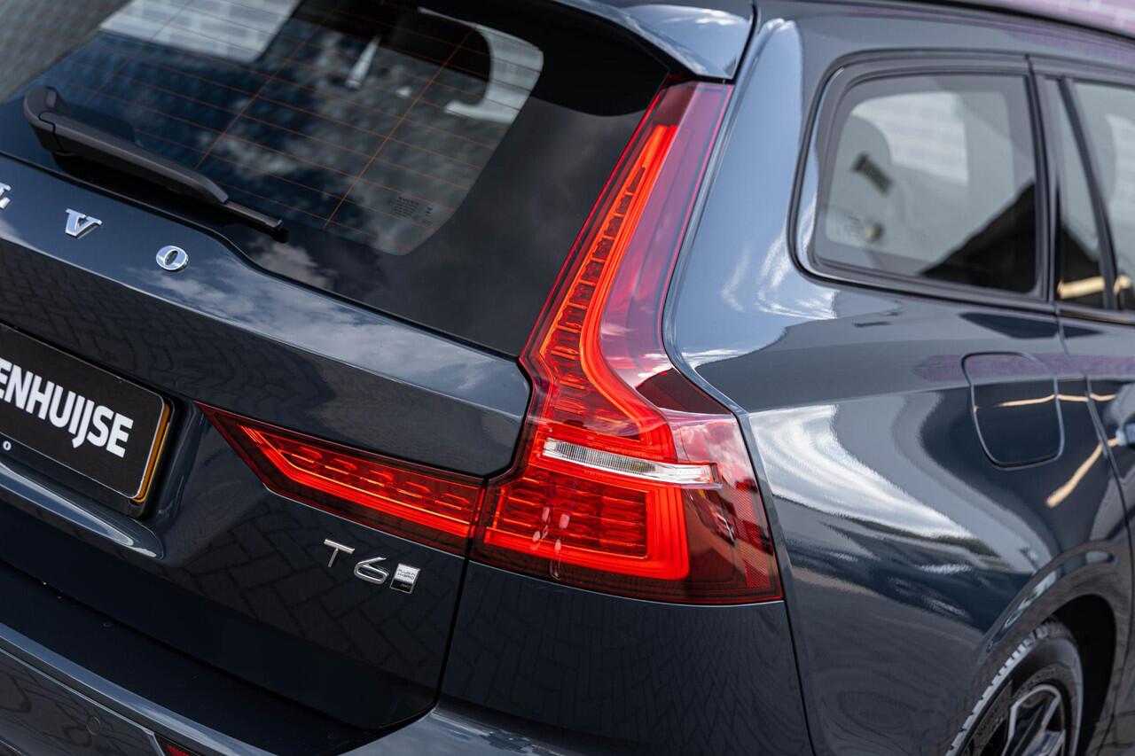 Volvo V60 2.0 T6 Plug-in hybrid AWD Plus Dark | Trekhaak | Harman Kardon | 360º Camera | Verwarmbare voorruit | Stoel- / Stuurverwarming Voor + Achter | Adaptive Cruise | BLIS | Verwarmbare voorruit | Power seats