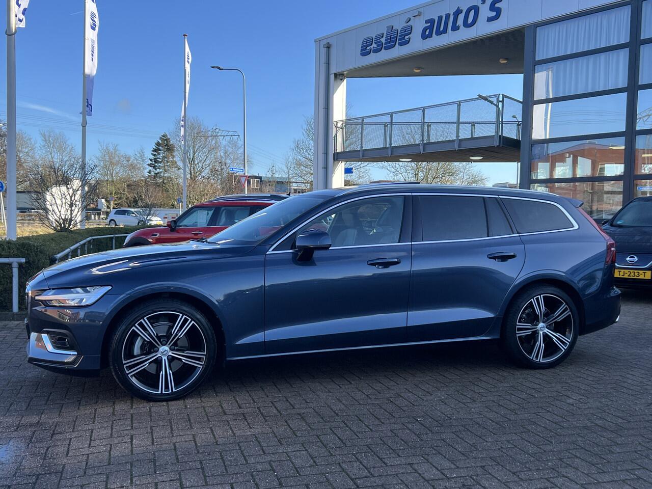 Volvo V60 2.0 B3 INSCRIPTION Trekhaak Panoramadak Harman Kardon Audio Navi Pilot Assist ACC Blis Leder Elek Stoel Carplay Getint Glas Automaat MHEV NL Auto 1e Eigenaar "Orrefors" Kristal Pook