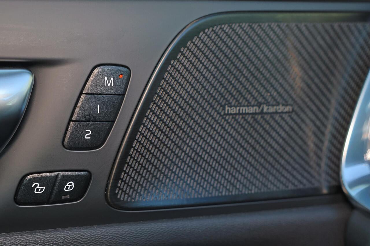 Volvo V60 T6 Recharge AWD Plus Dark - IntelliSafe Assist & Surround - 360º Camera - Harman/Kardon audio - Verwarmde voorstoelen, stuur & achterbank - Parkeersensoren voor & achter - Elektr. bedienb. voorstoelen met geheugen - Elektr. inklapbare trekhaak - 18' LMV