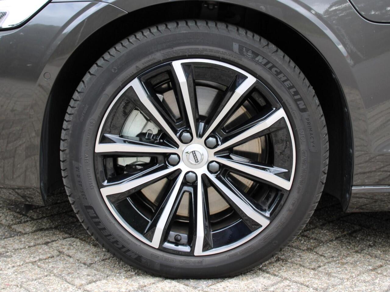 Volvo V60 2.0 T6 Plug-in hybrid AWD Plus Dark Automaat / 18" velgen / Harman Kardon / Privacy Glass / 360* camera