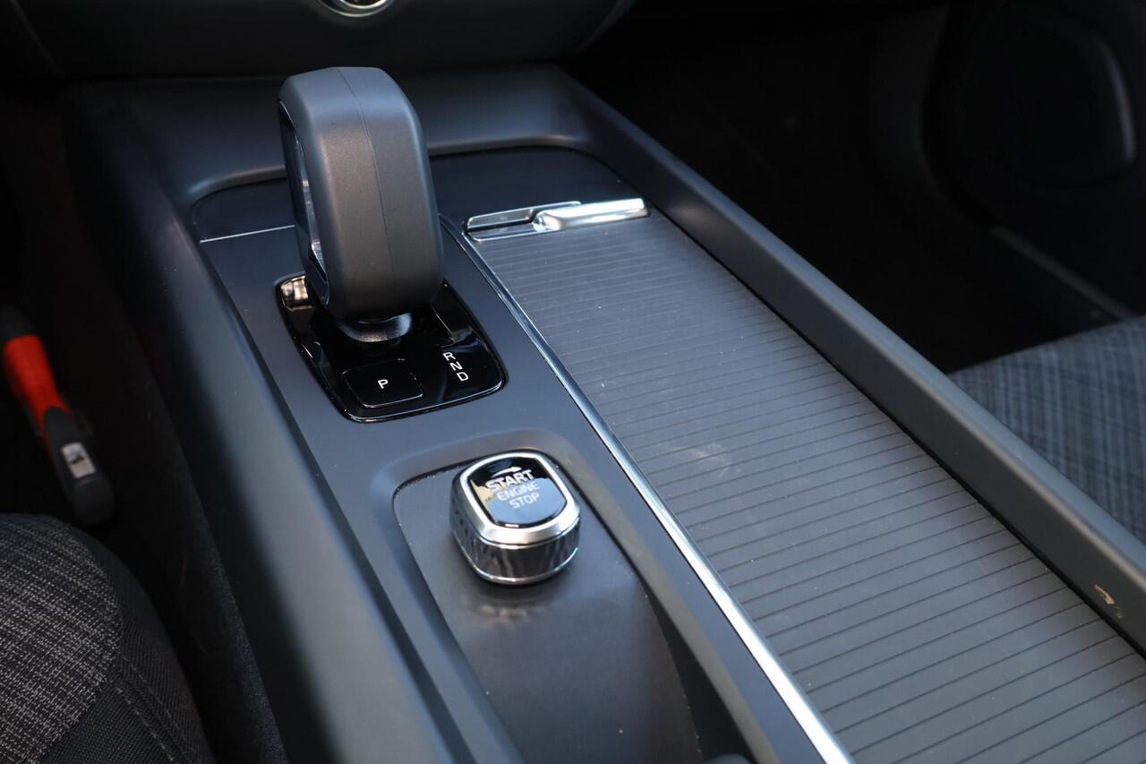 Volvo V60 B3 Essential Edition - IntelliSafe Assist & Surround - Parkeercamera achter - Verwarmde voorstoelen, stuur & achterbank - Parkeersensoren voor & achter - Draadloze tel. lader - High Performance audio - Elektr. inklapbare trekhaak - 18' LMV