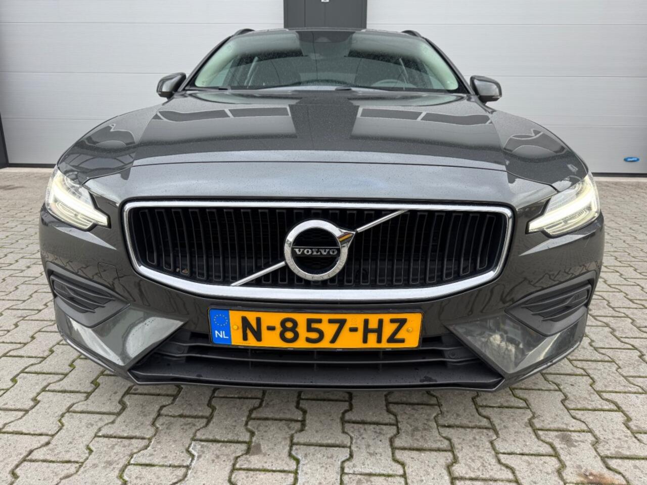 Volvo V60 2.0 B3 MOMENTUM BUSINESS / Automaat / Apple CarPlay en smartphone-integratie.