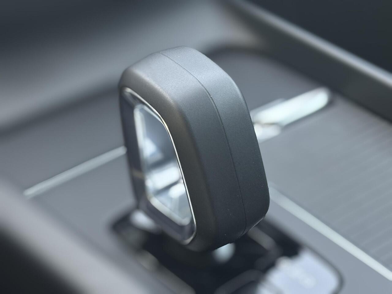 Volvo V60 2.0 B3 Essential Edition | Trekhaak | Adaptieve cruise control | Stoel-stuurwiel-achterbankverwarming | Parkassist voor en achter | Parkeercamera | BLIS |