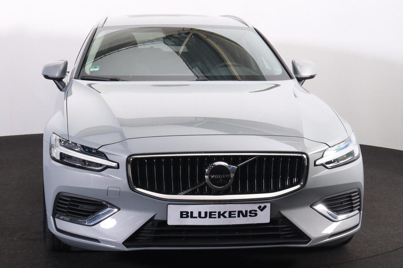 Volvo V60 T6 Recharge AWD Core - Parkeercamera achter - Verwarmde voorstoelen, stuur & achterbank - Parkeersensoren voor & achter - Cruise control - Extra getint glas - 18' LMV